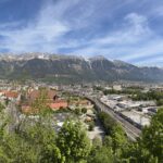 Panoramablick über Innsbruck und die Nordkette bei blauem Himmel.