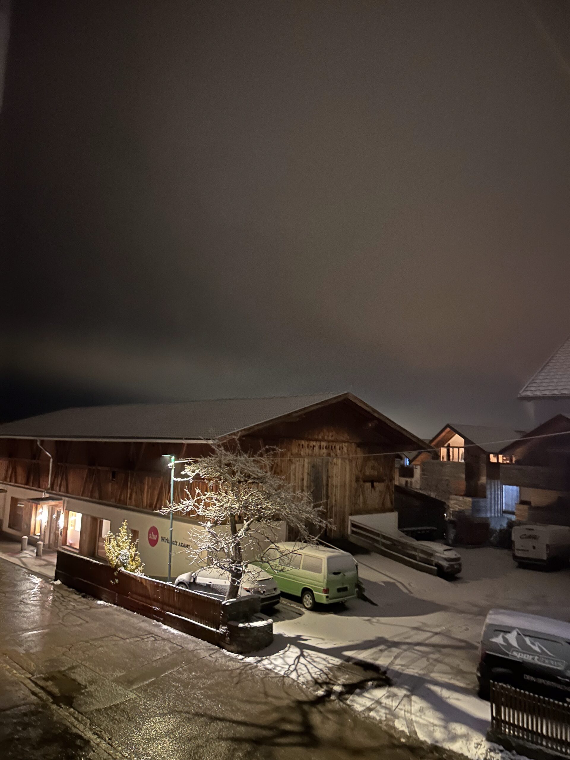 Winterlicher Morgen in Axams mit Schnee, warmem Licht und stiller Weihnachtsstimmung.
