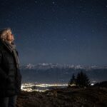Nachdenkliche Frau blickt bei warmem Abendlicht in die Ferne und reflektiert über das Leben, Zeit, Liebe und die Frage, was am Ende wirklich zählt.