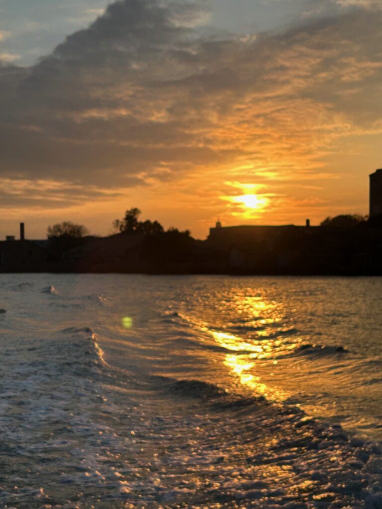 Sonnenuntergang über ruhigem Wasser mit goldenem Lichtspiegel auf der Oberfläche. Das Bild symbolisiert Reflexion, Selbsterkenntnis und den Gedanken des inneren Spiegels.